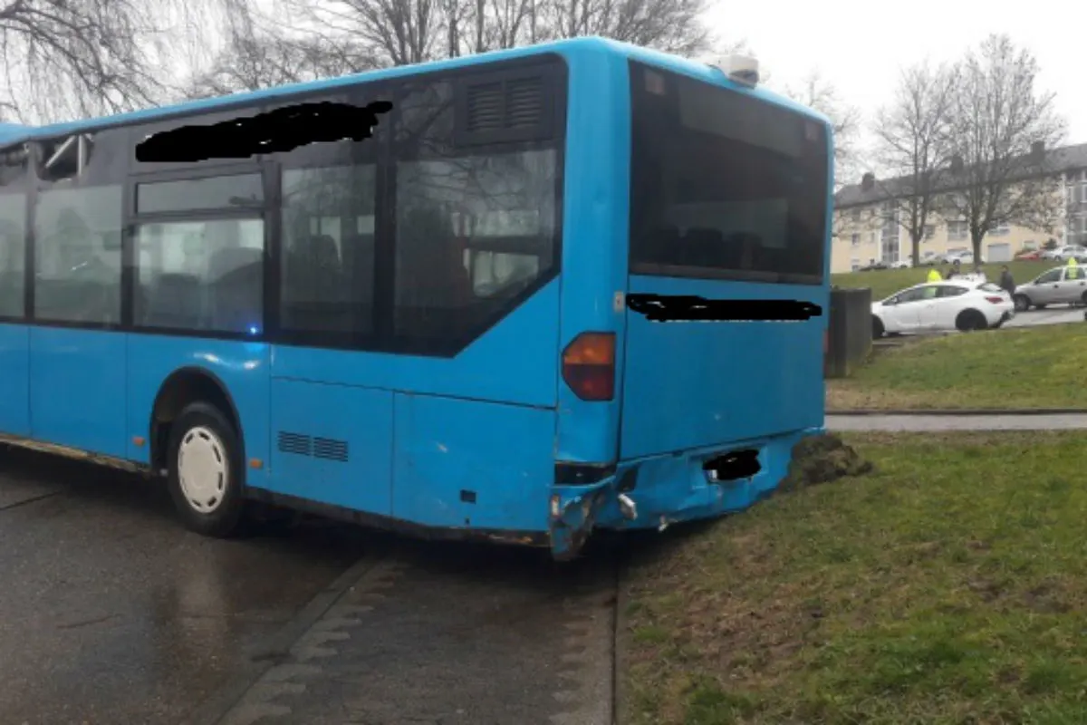 Führerloser Bus baut Unfall