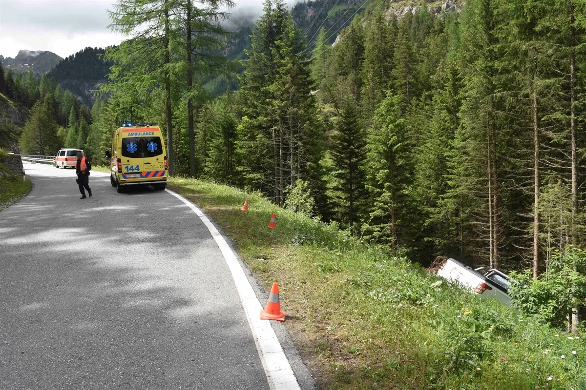 Bergün GR - Lieferwagen kommt von der Strasse ab!