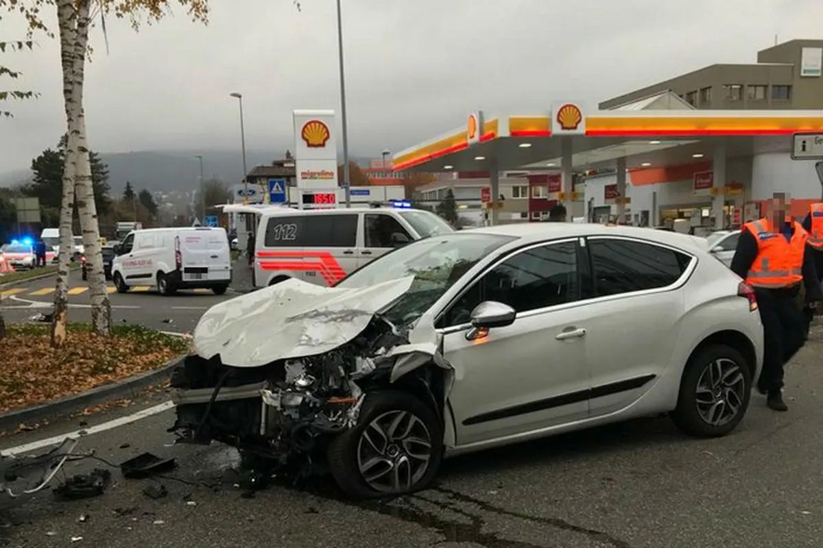 Reinach BL - Vier verletzte Personen bei einer Kollision zwischen zwei Personenwagen