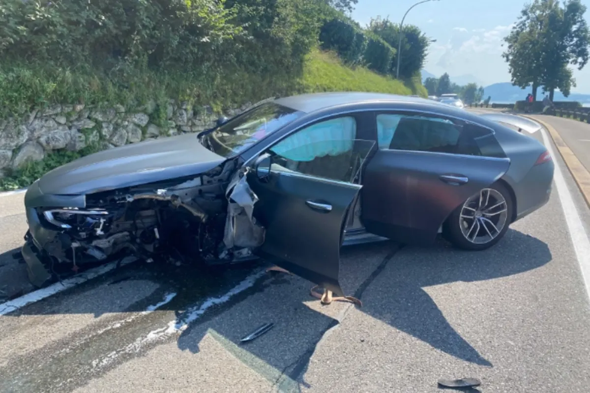 Zug - Artherstrasse nach heftiger Kollision gesperrt