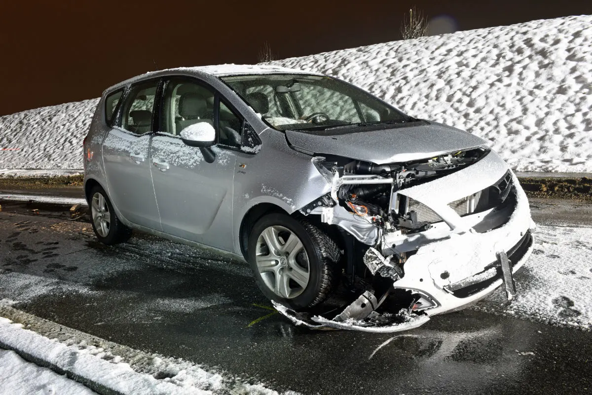 Hochdorf LU - Auto landet auf dem Bahntrassee