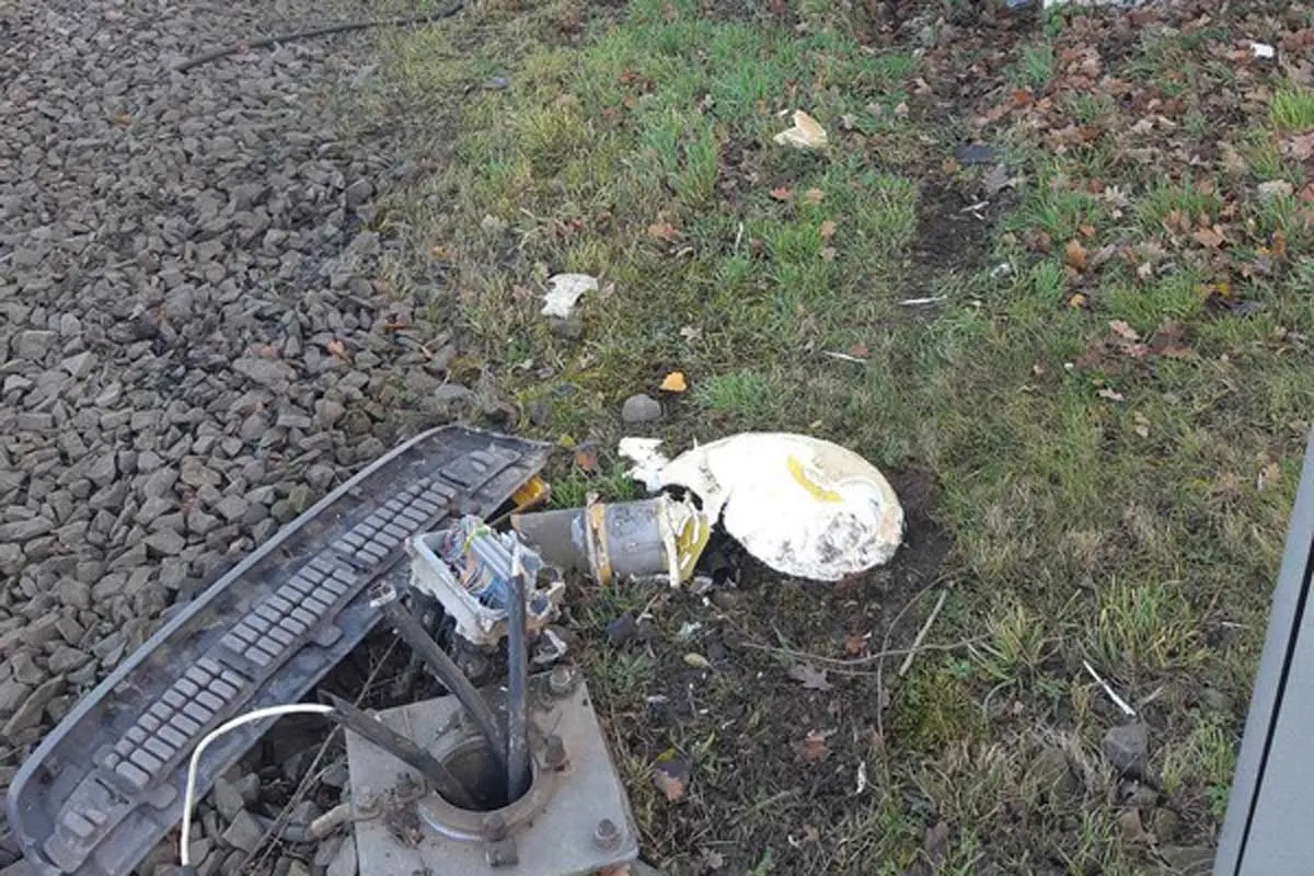 Unfall an Bahnübergang in Süggerath - 21-Jähriger ohne Führerschein begeht Fahrerflucht!