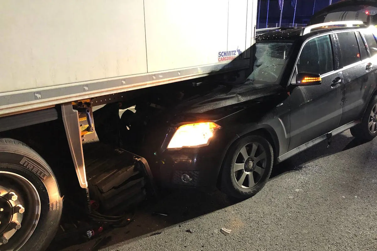 Schwerer Unfall in Wormser Innenstadt – PKW fährt ungebremst auf abgeparkten Sattelzug