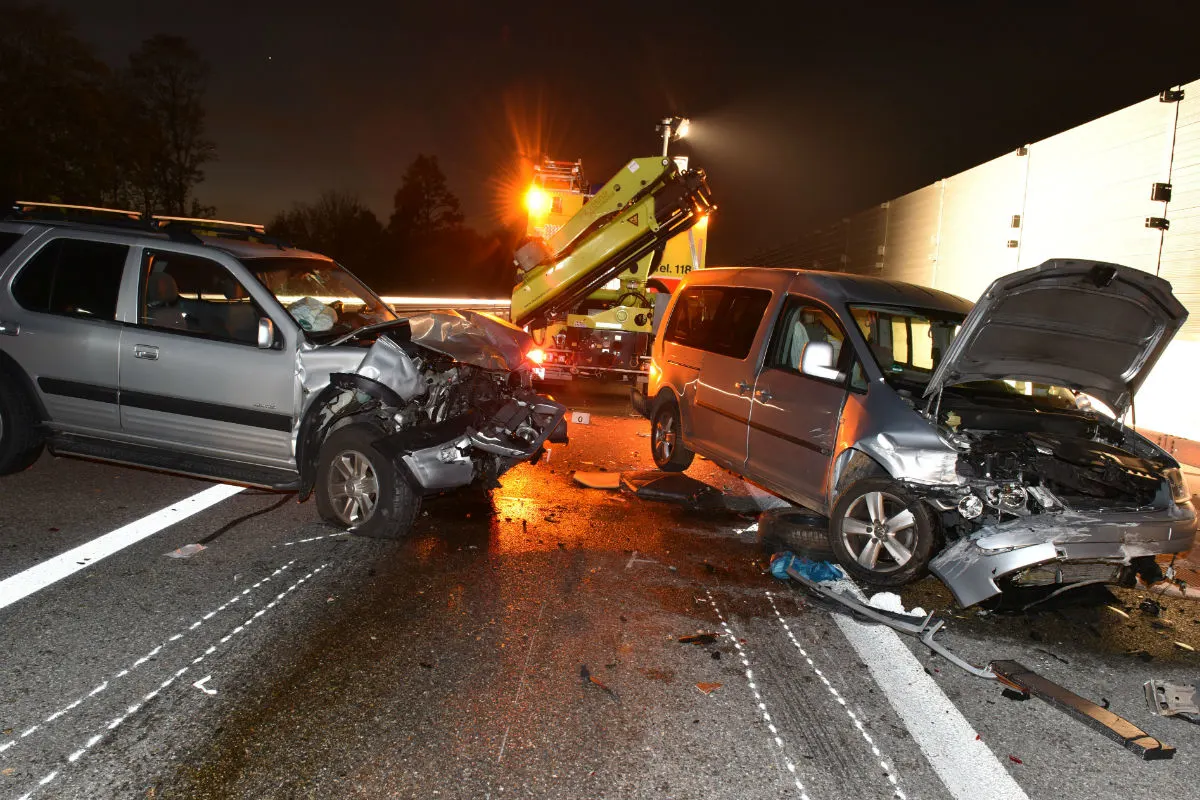 Auffahrunfall A53 Wangen ZH - Zwei Fahrzeuge wurden stark deformiert!