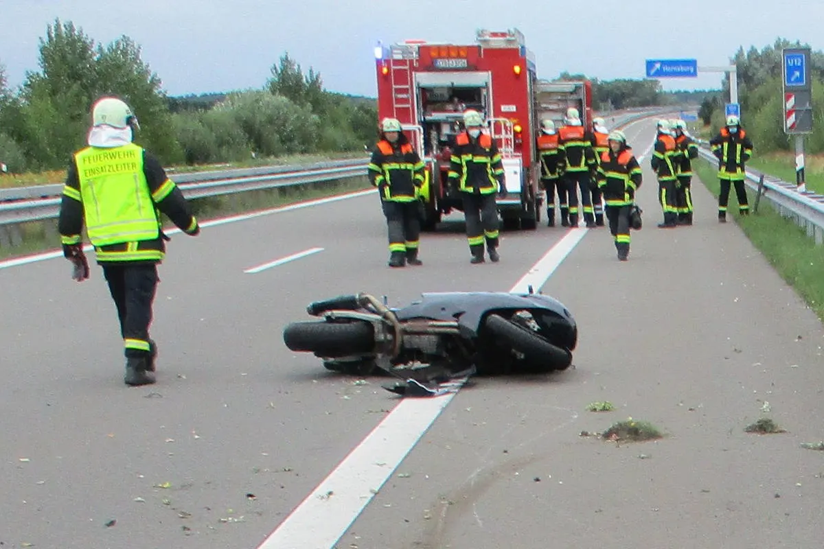 Stade – 45 -jähriger Motorradfahrer bei Unfall auf der A26 schwer verletzt