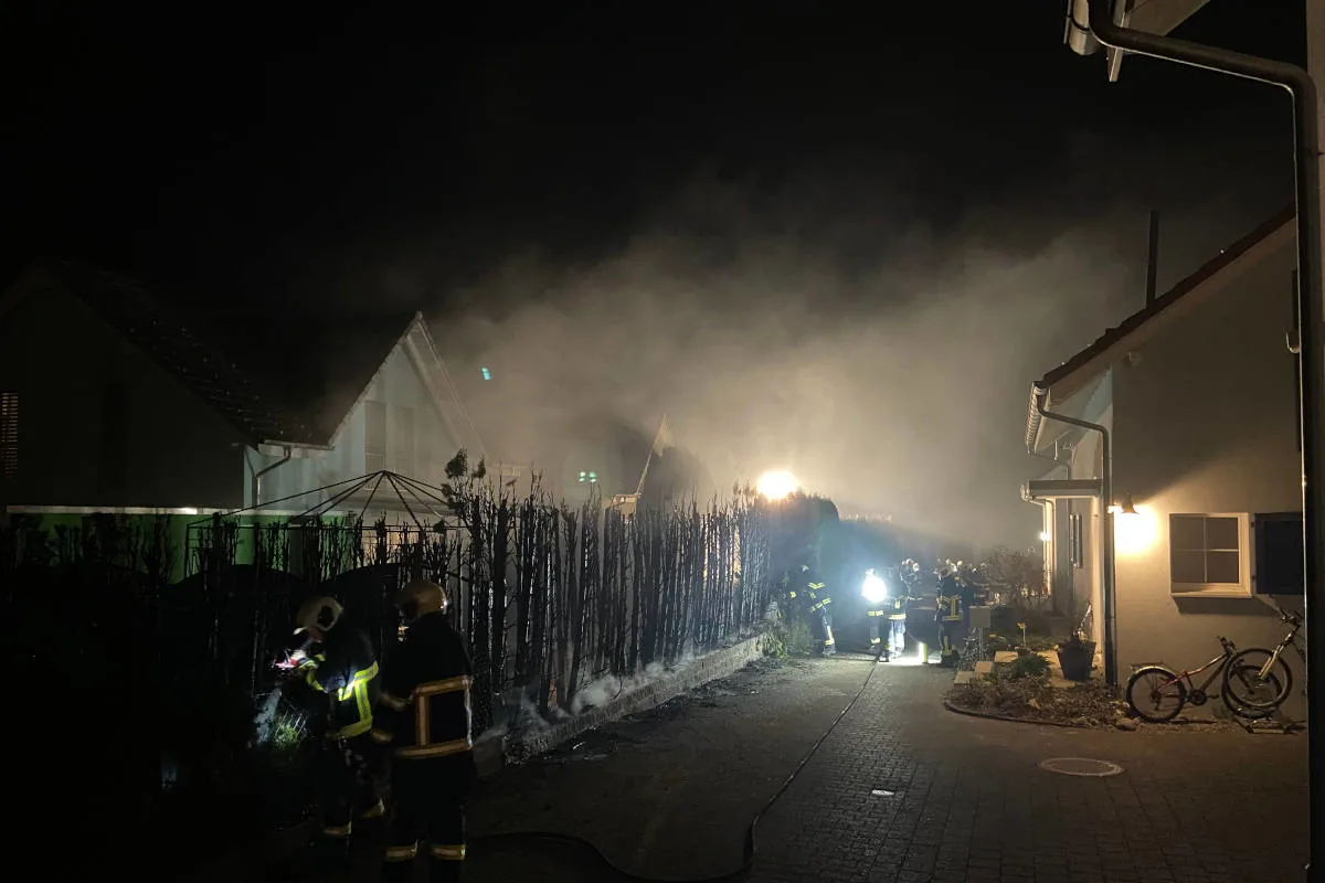 Unterentfelden AG – Heckenbrand verläuft glimpflich 