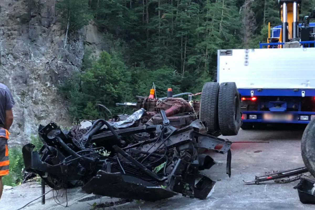 Silenen UR - Lastwagen stürzt in Chärstelenbach