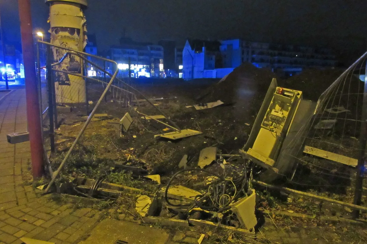  Velbert - Zigarettenautomatenaufbrecher bei Flucht vor der Polizei verunfallt