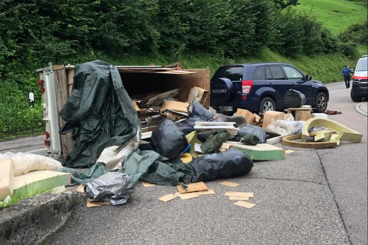 Grellingen BL - Sachentransportanhänger kippt auf die Seite