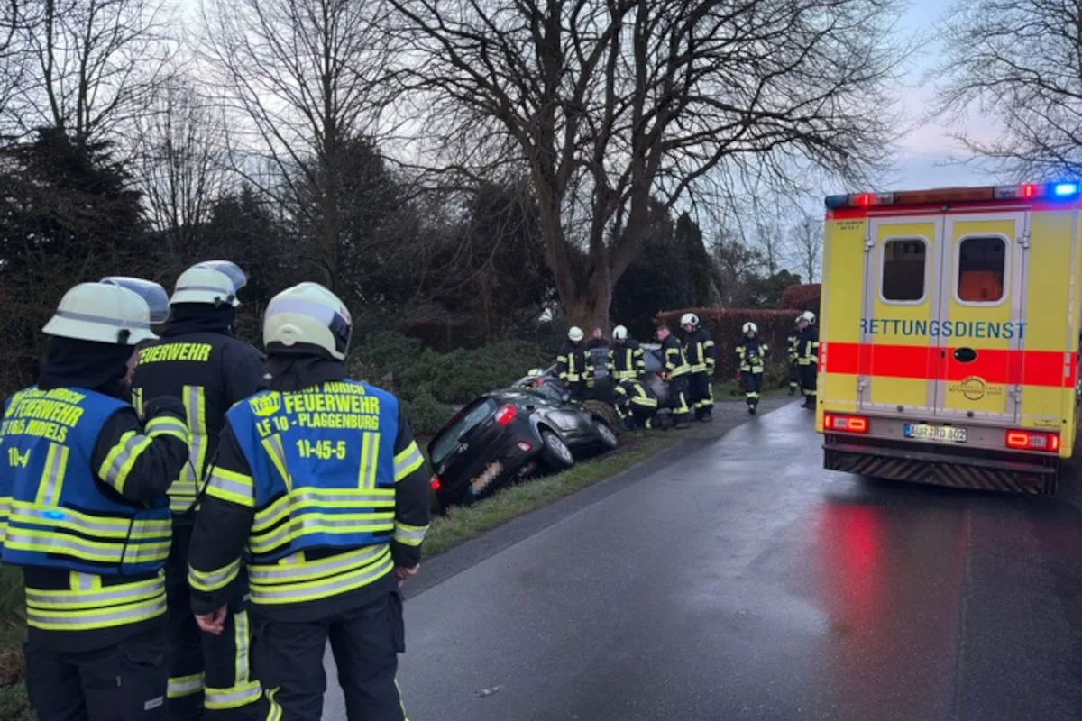 Aurich – Auto landet bei Unfall im Straßengraben