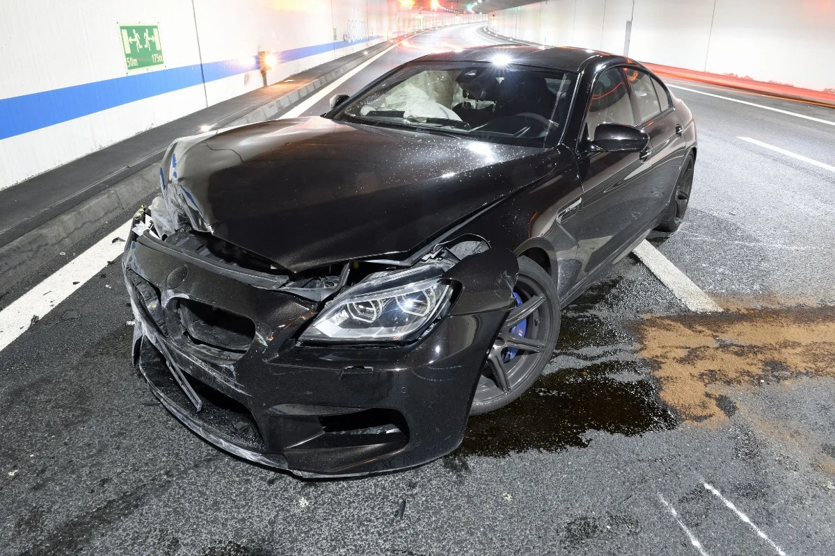 Unfall Horw LU - Auf dem Beschleunigungsstreifen der A2 im Tunnel Schlund bricht das Heck vom BMW aus