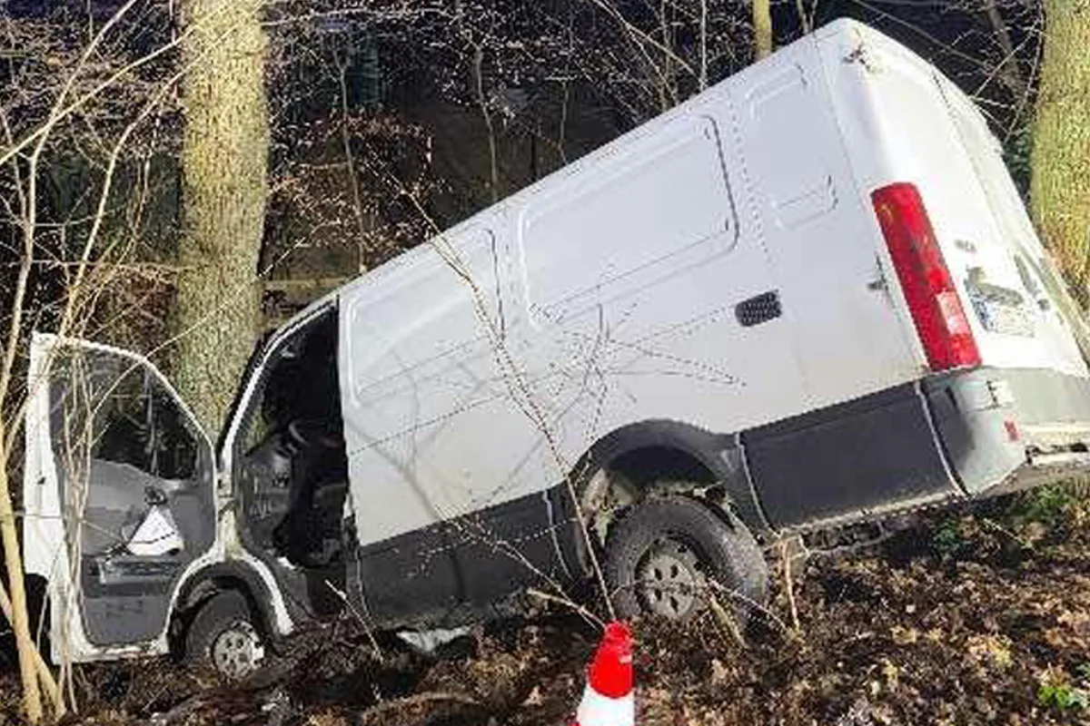 Buxtehude – Transporter fährt auf LKW auf und prallt gegen Baum