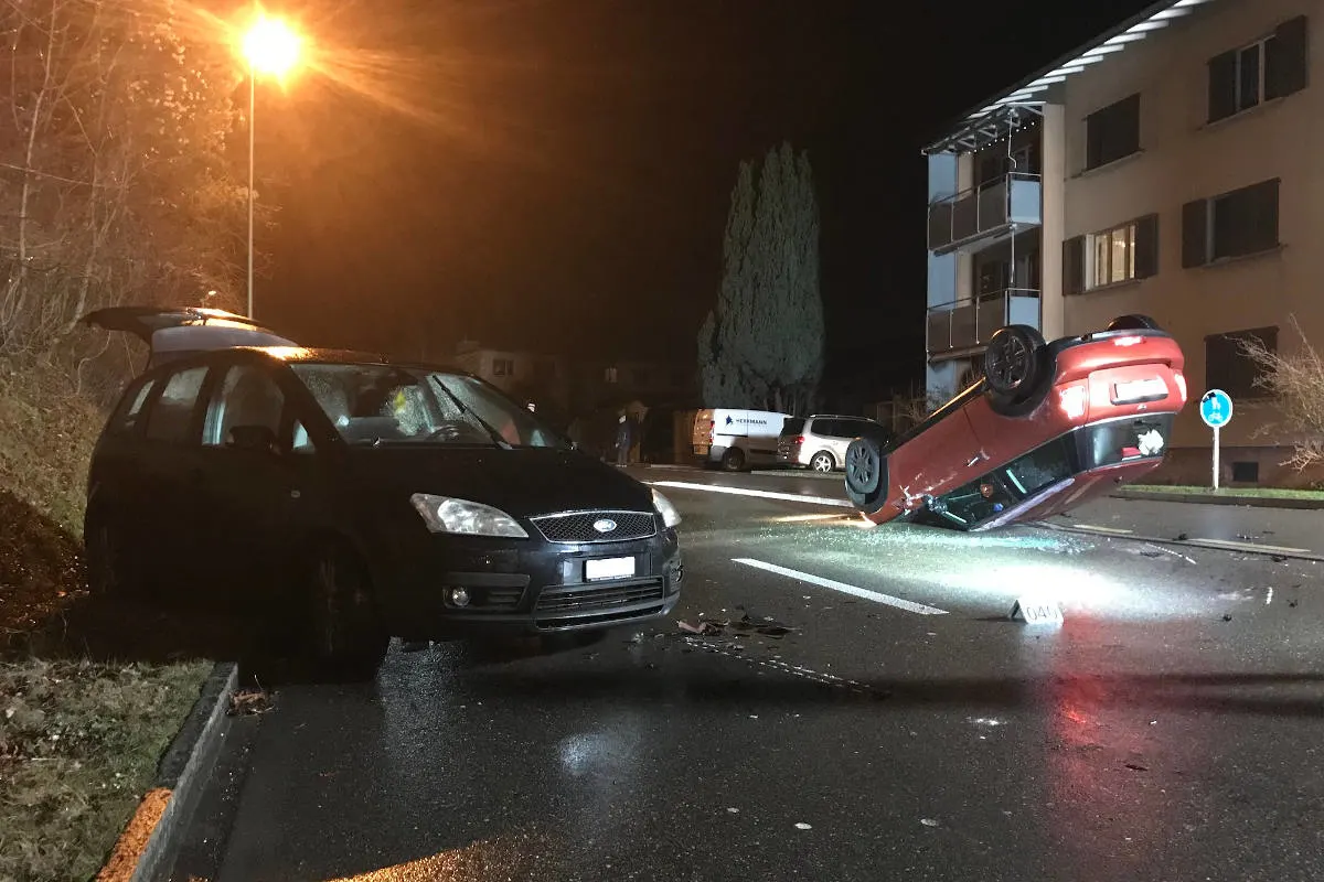 Steinmaur ZH - Fahrzeug landet nach Kollision auf dem Dach