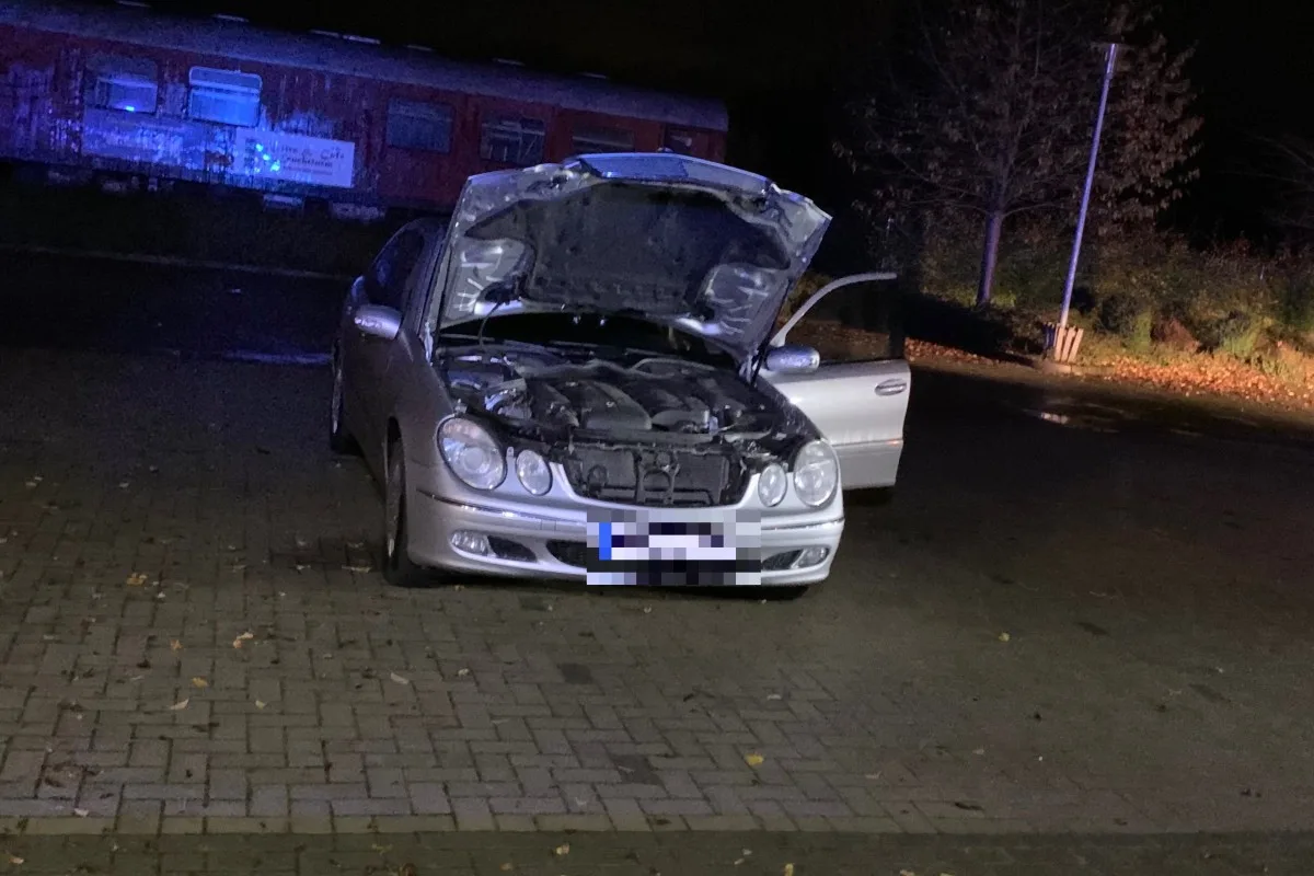 Leer – Feuer im Motorraum eines Mercedes