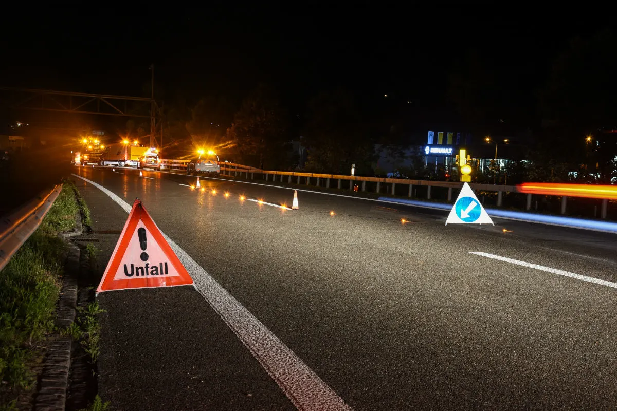 Dortmund (D) – Fahrbahn bei Auffahrunfall mit zwei Lkw beschädigt, ein Fahrer verletzt