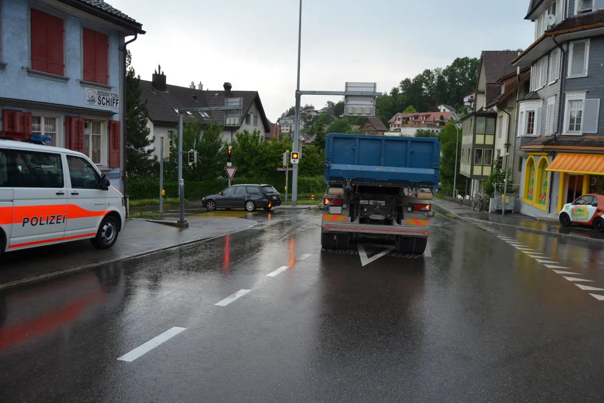 Herisau AR - Verkehrsunfall zwischen Lastwagen und Personenwagen