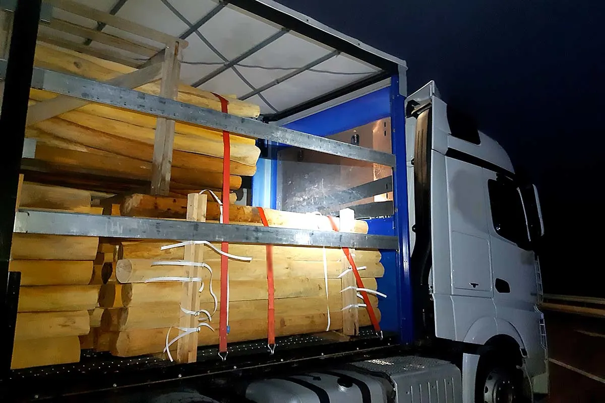 Lebensgefährliche Schleusung endet bei Rosenheim - Tagelang auf Ladefläche zwischen Baumstämmen!