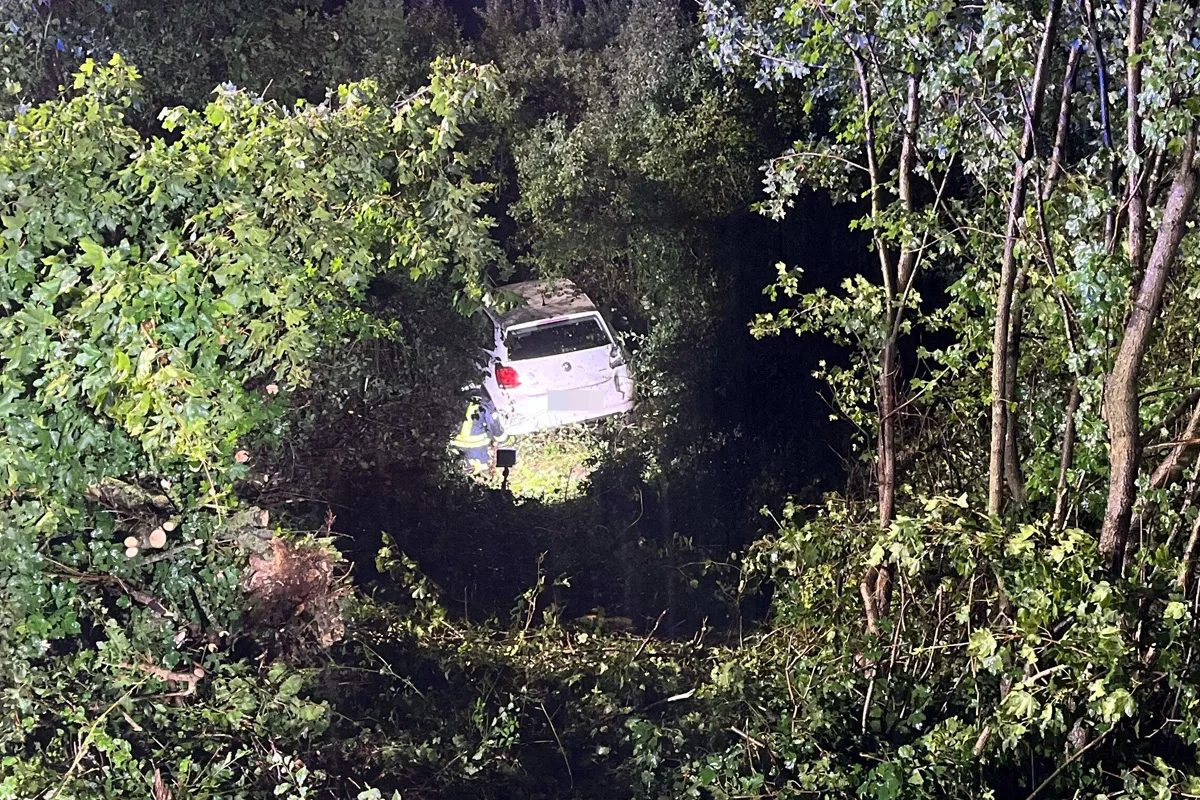 A44 Bielefeld NW – Auto hebt bei Unfall ab und landet in Böschung