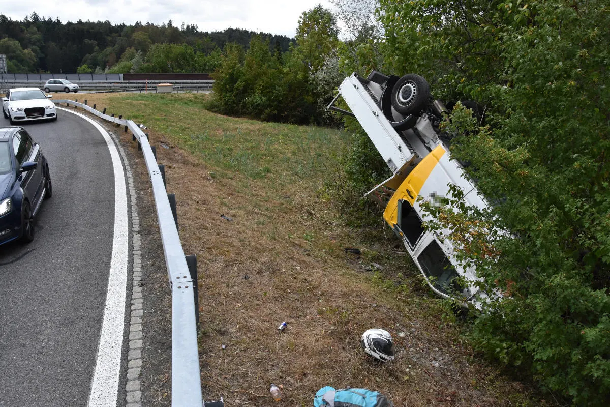 Uznach SG - Lieferwagen umgekippt