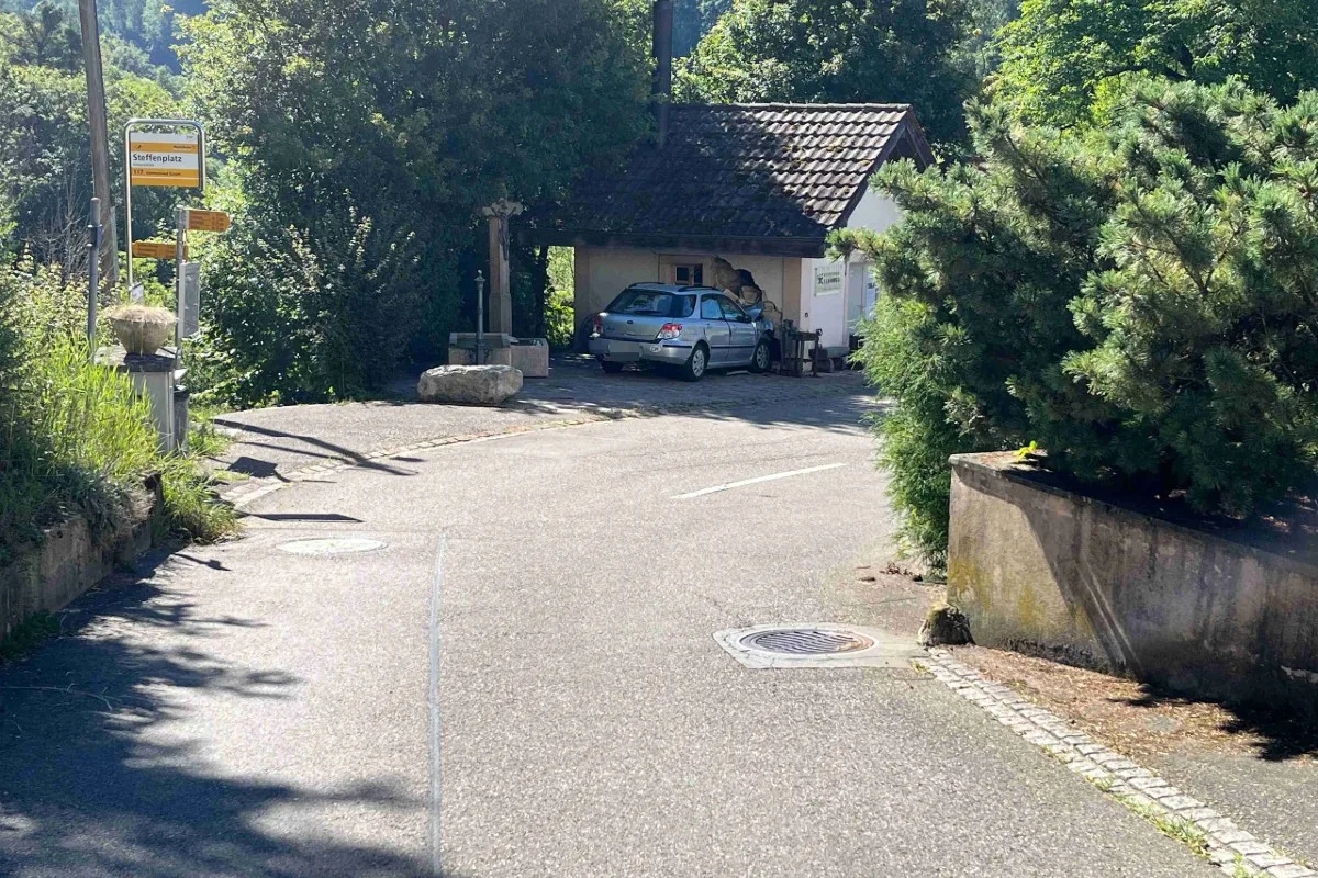 Verkehrsunfall in Himmelried SO - Mit Subaru in Hauswand geprallt!