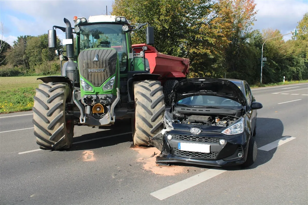 Jülich - Traktor kollidiert mit PKW
