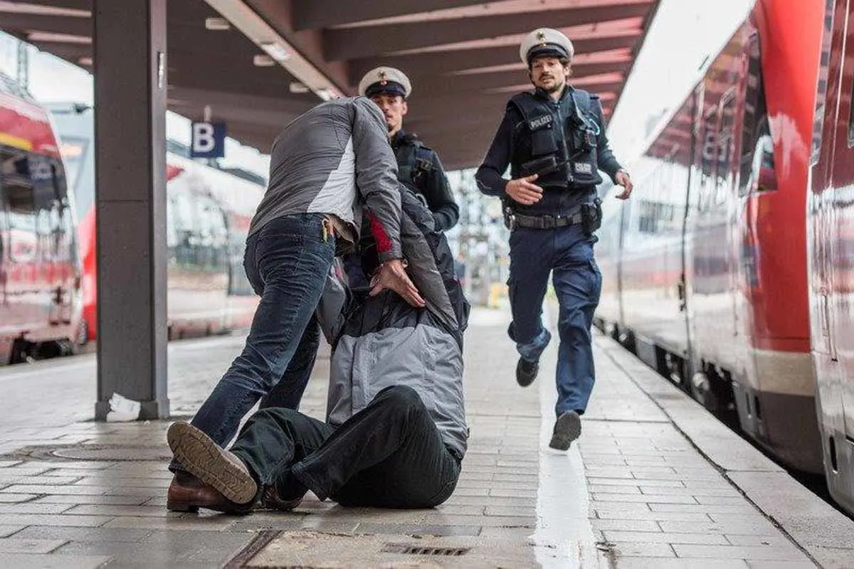 Gießen - Extrem gewalttätig - 19-Jähriger schlägt Freundin und Reisende während der Zugfahrt