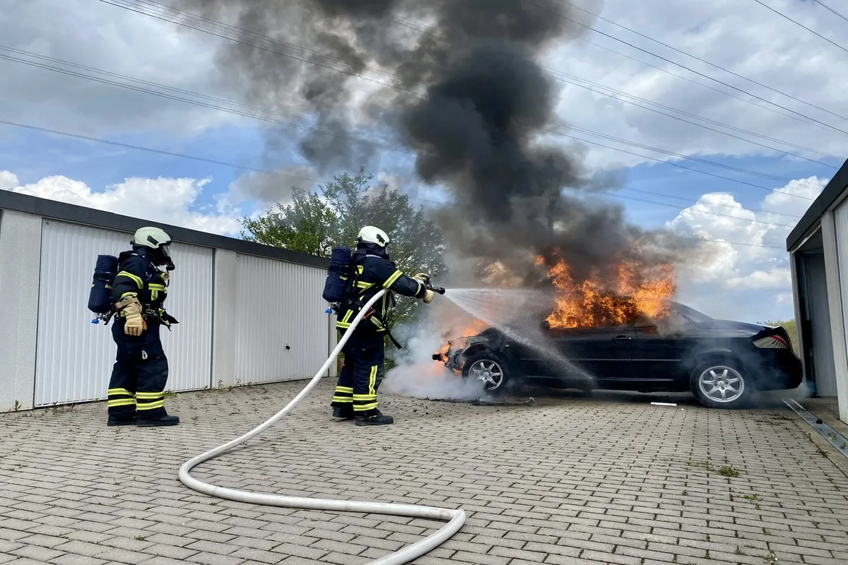 Iserlohn - Auto fängt in Garage Feuer