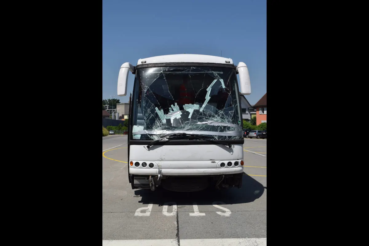 A2 Sursee - Komplett kaputter Reisecar von der Autobahn genommen