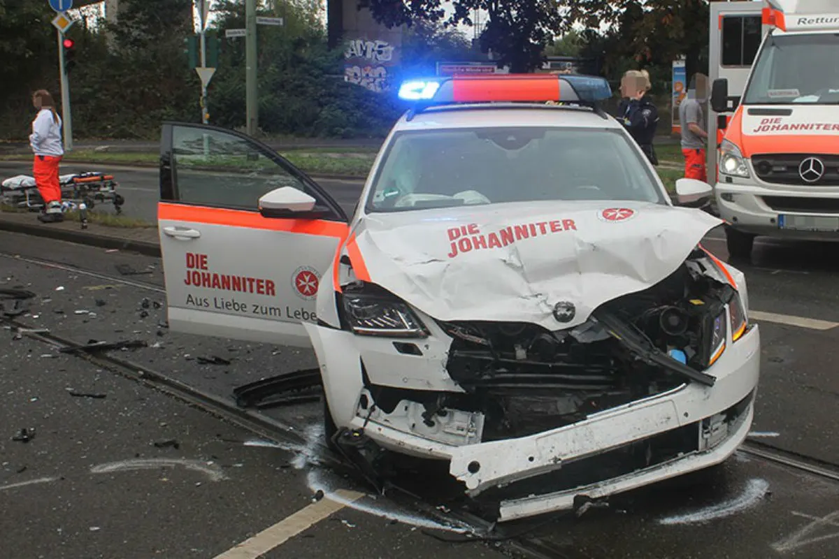 Hochfeld - Einsatzfahrzeug kollidiert mit Auto