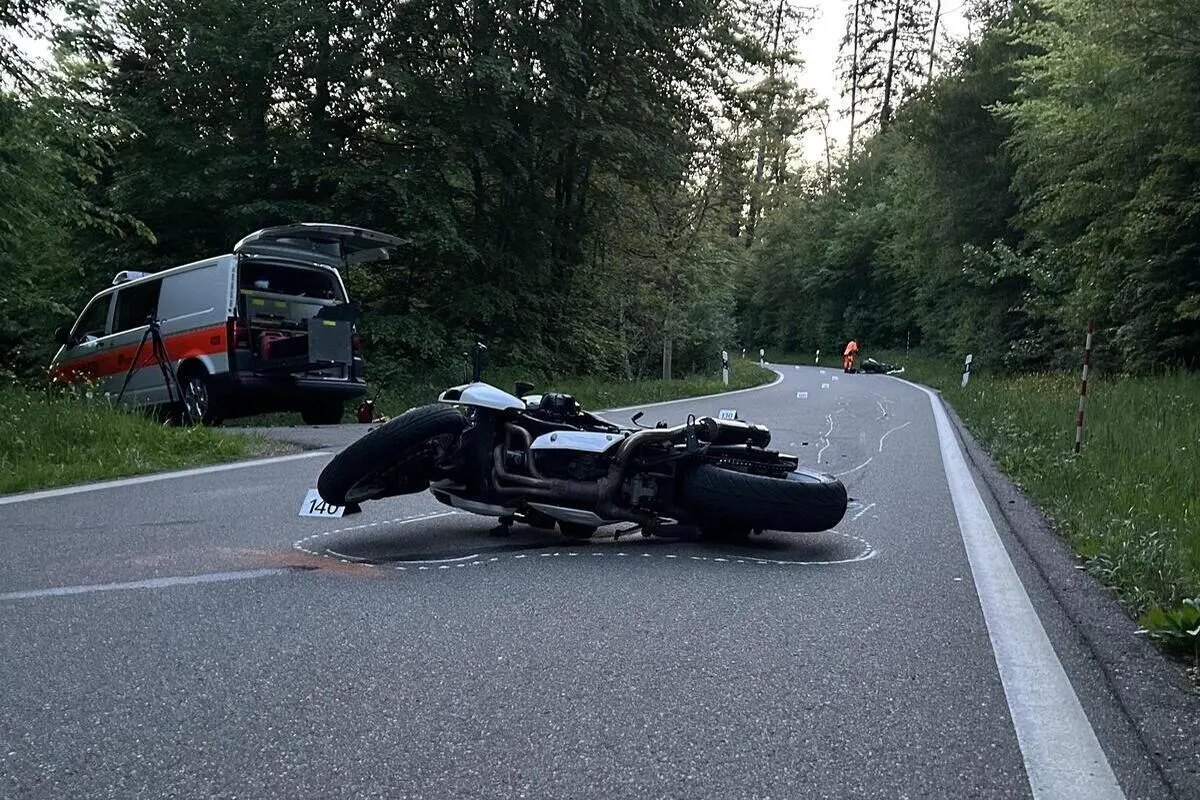 Rafz ZH - Bergstrasse nach Unfall gesperrt