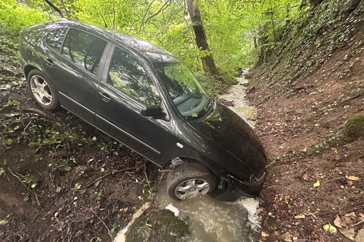 Unfall in Kaisten AG – Mit Auto in Bachbett gelandet