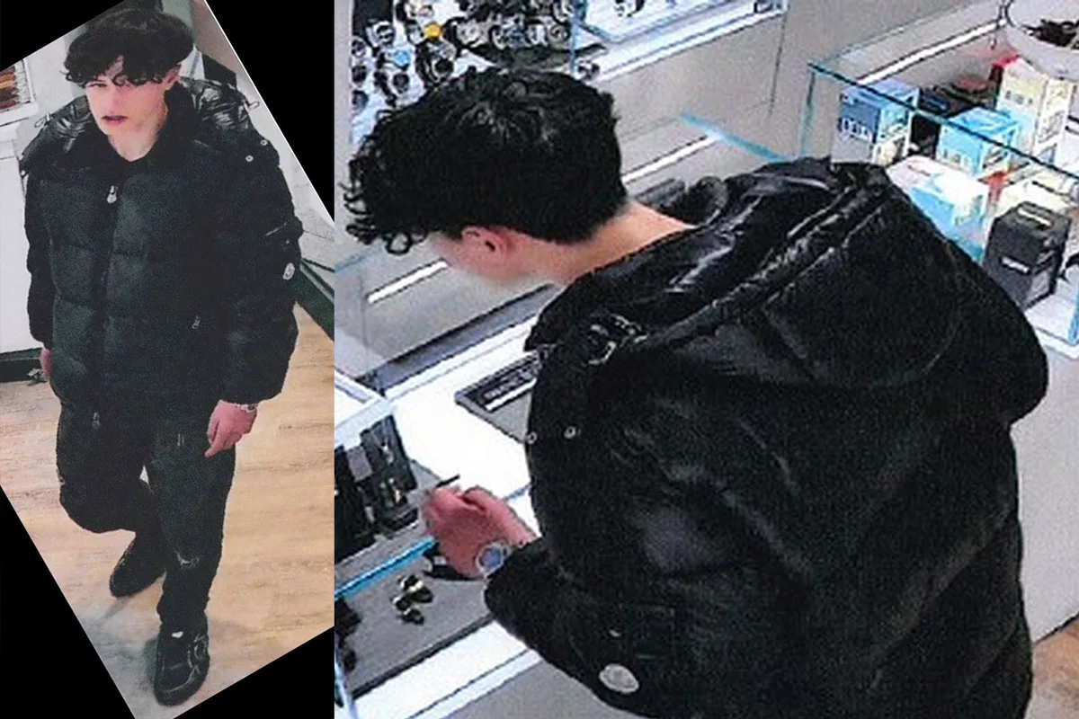 Eine Person mit schwarzer Jacke und dunklen Haaren betrachtet Uhren in einem Schaukasten eines Geschäfts. Der Boden ist aus hellem Holz und im Hintergrund sind weitere Glasvitrinen zu sehen.