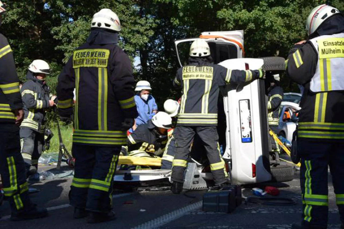 Mülheim an der Ruhr - Aufwändige Rettung nach einem Verkehrsunfall auf dem Uhlenhorstweg