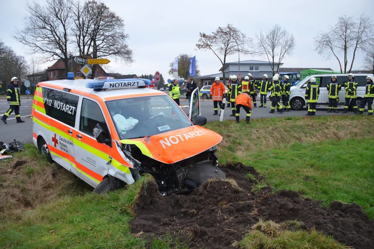 Kammerbusch - Unfall zwischen Notarzt und PKW