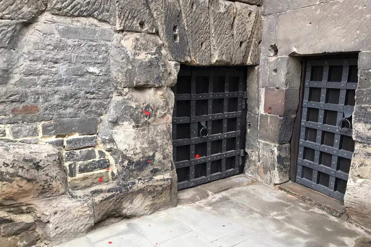 Sachbeschädigung an Weltkulturerbe in Trier - UNSECO-Weltkulturerbe mit roter Acryl-Farbe beschmiert
