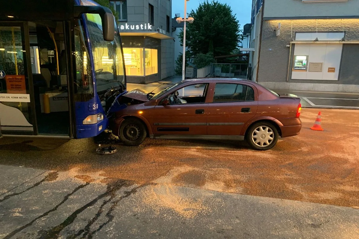Verletzte in Meilen ZH  - Frontalkollision zwischen Auto und Linienbus