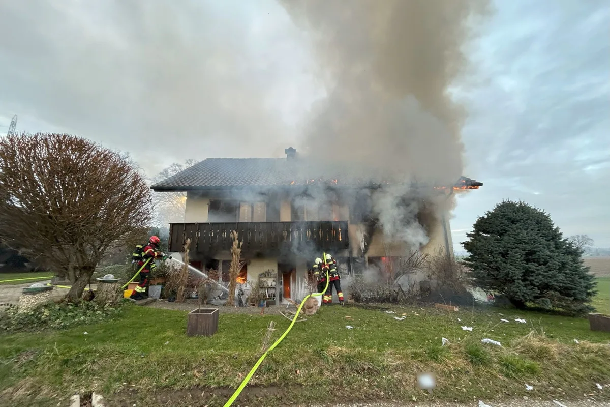 Düdingen FR – Mann bei Brand eines Hauses schwer verletzt