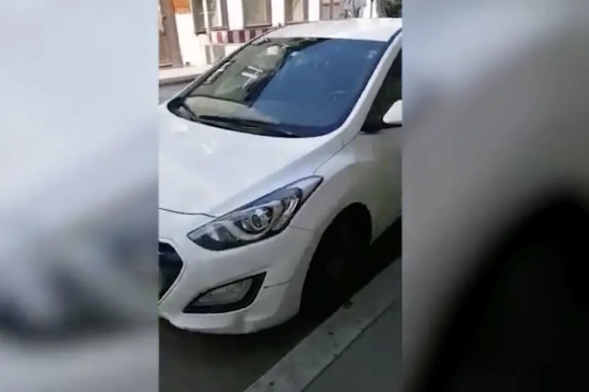 Zwei Kleinkinder warten mit geschlossenen Fenstern im Auto