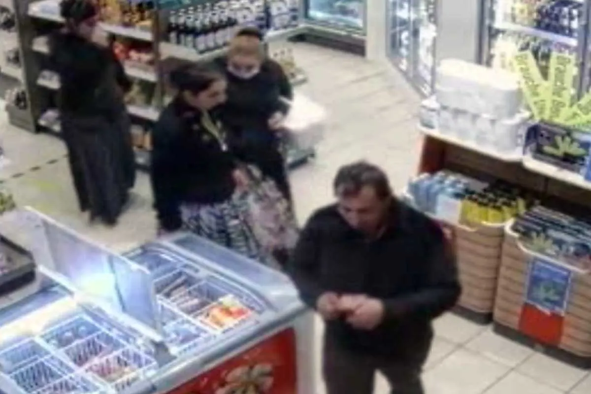 Oer-Erkenschwick - Diebstahl in Tankstelle - Wer kennt die Personen?