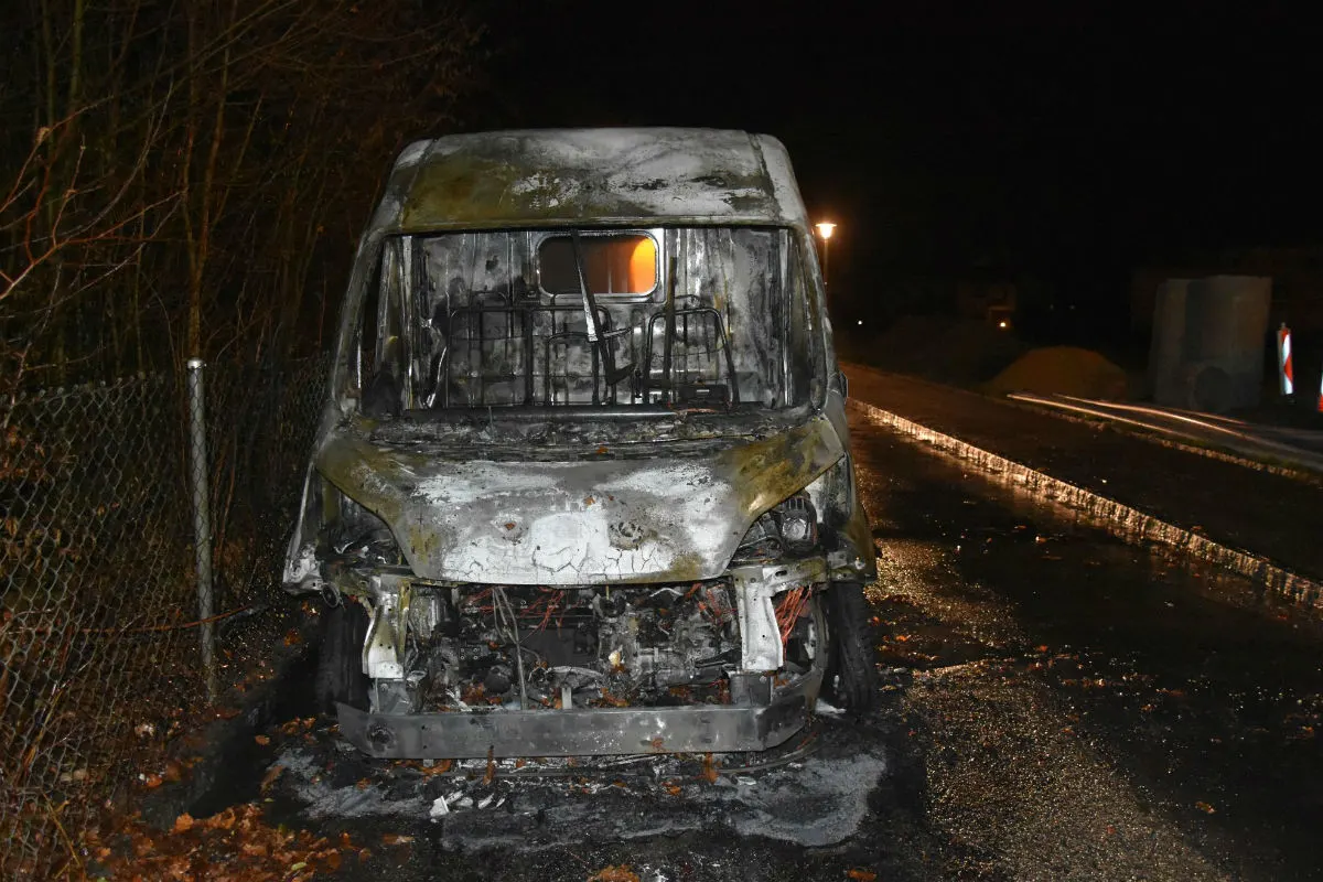 Reinach BL - Fahrzeugbrand erfordert Feuerwehreinsatz 