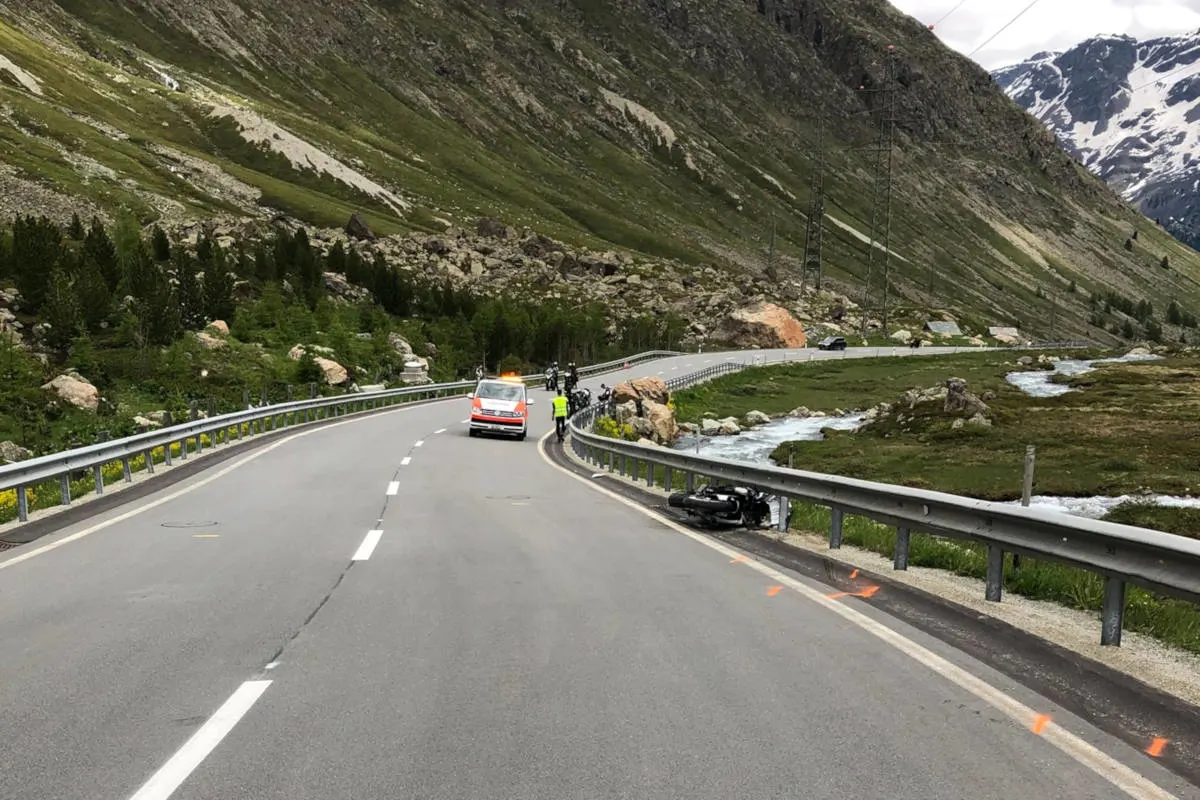 Silvaplana GR - Motorradlenker bei Selbstunfall verletzt