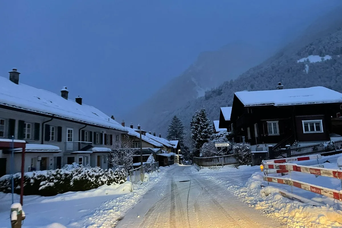 Verkehrswarnung - Starker Schneefall am Mittwoch kann zu Problemen führen