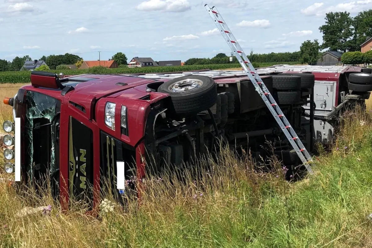 Lüdinghausen-Ermen – Beladener Schweinetransporter umgekippt