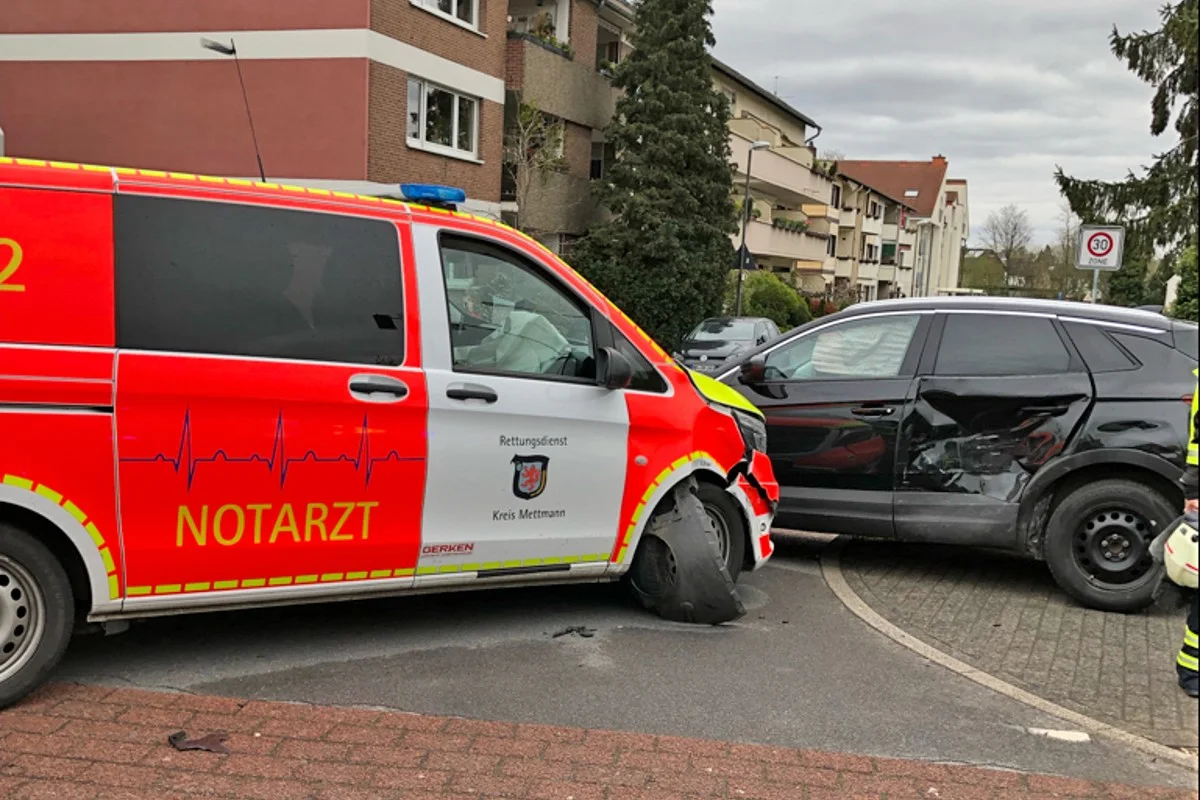 Langenfeld - Hoher Sachschaden nach Kollision mit Notarztfahrzeug 