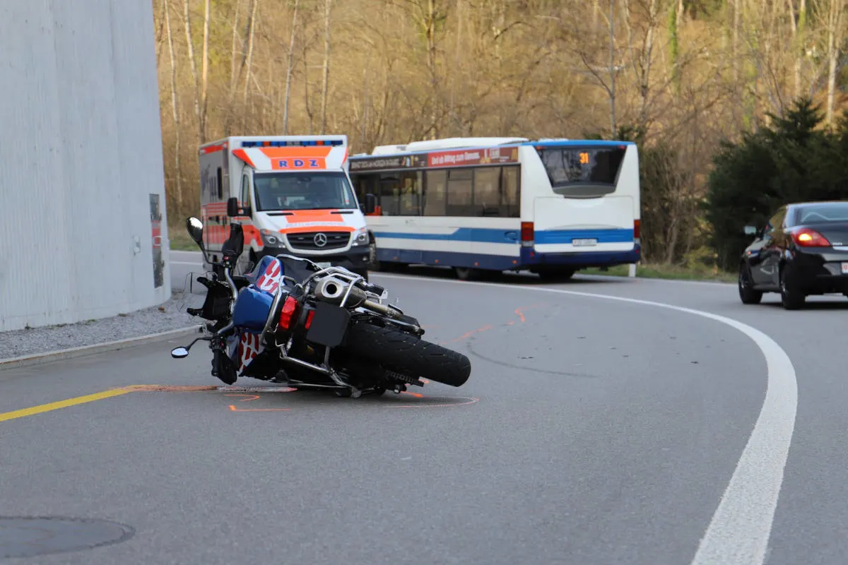 Neuheim ZG - Motorradfahrer prallt in Linienbus