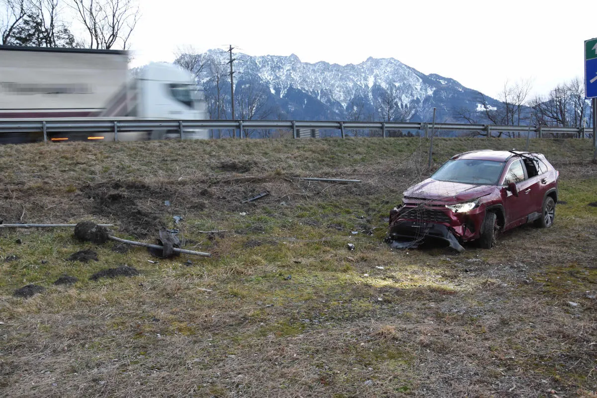 A13 Buchs SG – Autofahrerin bei Selbstunfall verletzt