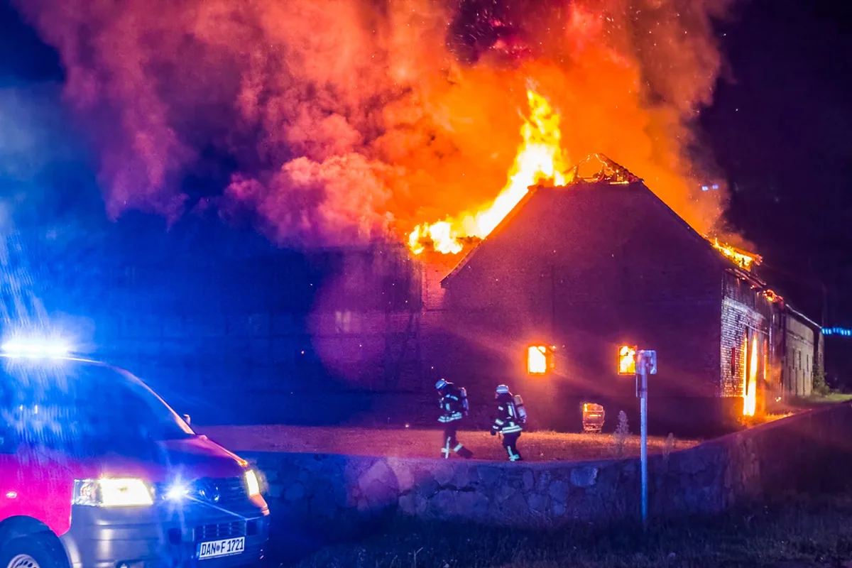 Lüchow-Dannenberg NI – Großeinsatz der Feuerwehr bei Brand von Scheune