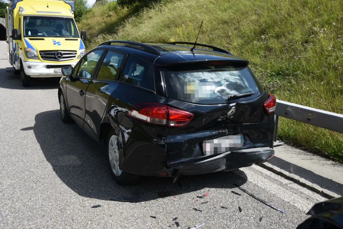 Bazenheid SG - Eine Person verletzt sich bei Auffahrkollision