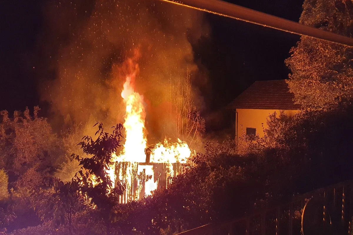 Liesberg BL - Geräteschuppen brennt aus!