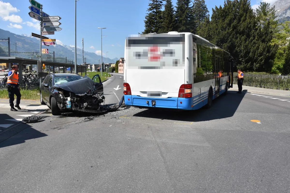 Walenstadt SG – Busfahrer übersieht Auto